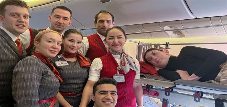Dünyanın en uzun boylu kadını Rumeysa Gelgi, THY seferiyle ABD’den döndü