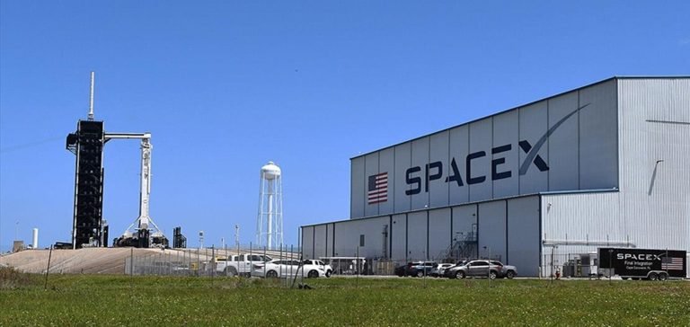 SpaceX’in 4 astronotu yaklaşık 6 ay süren görevden döndü