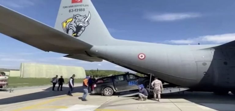 TSK’ya ait uçaklardan sel bölgesine malzeme sevkiyatı