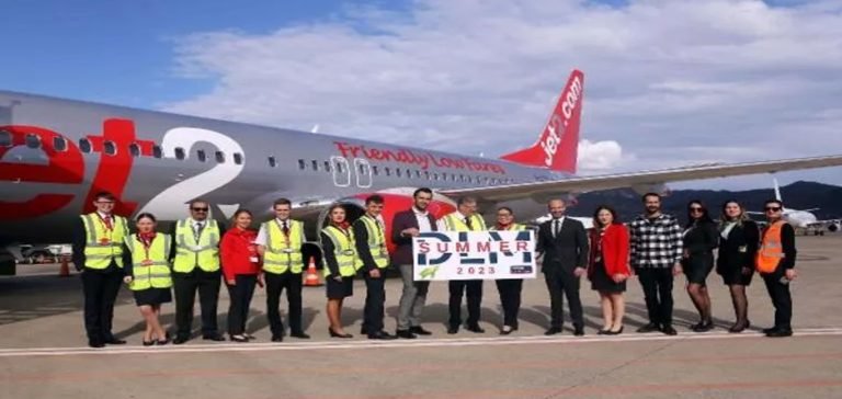 Sezonun ilk turist kafilesine çiçekli karşılama