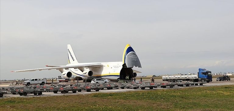 İnsani yardım malzemelerini taşıyan kargo uçağı İncirlik Hava Üssü’ne ulaştı