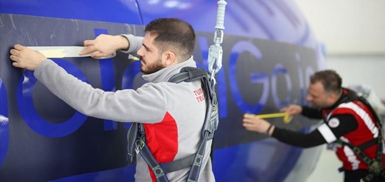 THY Teknik AŞ IndiGo’ya kiralanan uçağın giydirme işlemlerine başladı