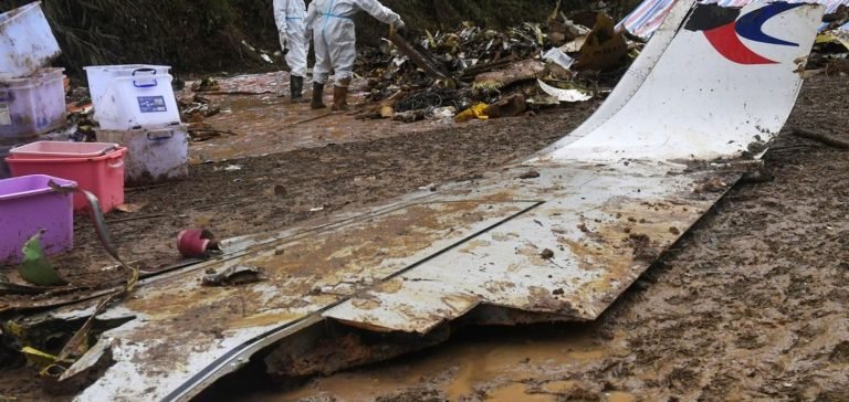 132 kişinin öldüğü uçak kazası aydınlatılmayı bekliyor