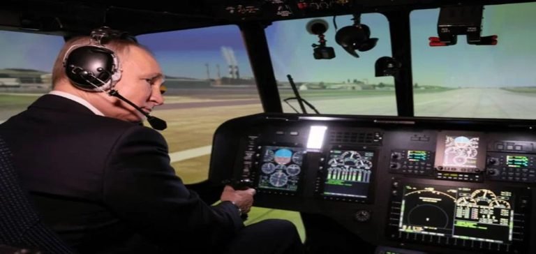 Rusya Devlet Başkanı Putin uçuş simülatörü kullandı