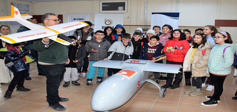 Bilecik’te gençler insansız hava araçlarını üretmeyi ve kullanmayı öğreniyor