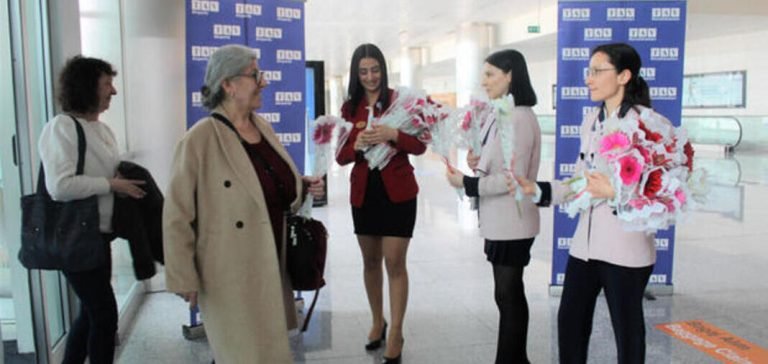 İzmir’de Transavia’nın ilk Paris uçuşu karşılandı