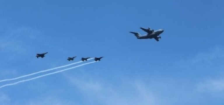 İstanbul Boğazı’nda Türk Yıldızları ve SOLOTÜRK selamlama uçuşu yaptı