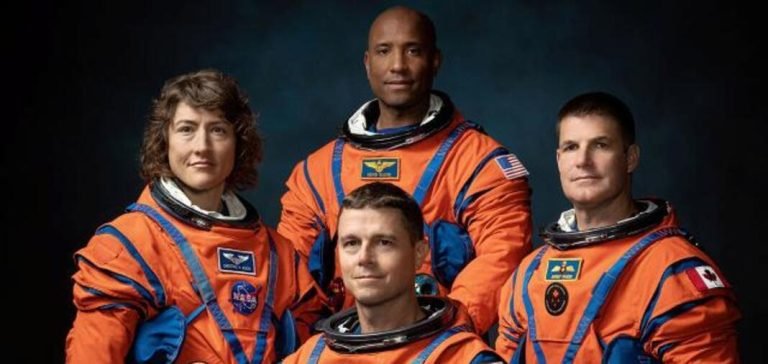 NASA Ay’a ilk kez bir kadın ve bir siyahi astronot gönderecek