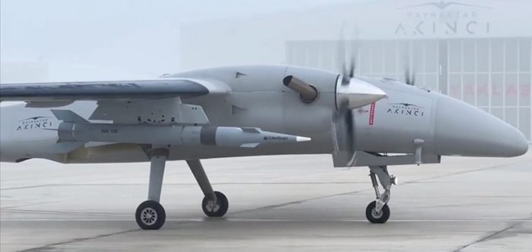 Bayraktar AKINCI, İHA-230 füzesi ile 140 kilometreden tam isabet vurdu