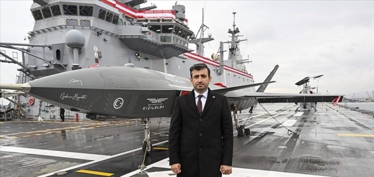 Selçuk Bayraktar, dünyanın ilk SİHA gemisi TCG Anadolu’yu ziyaret etti