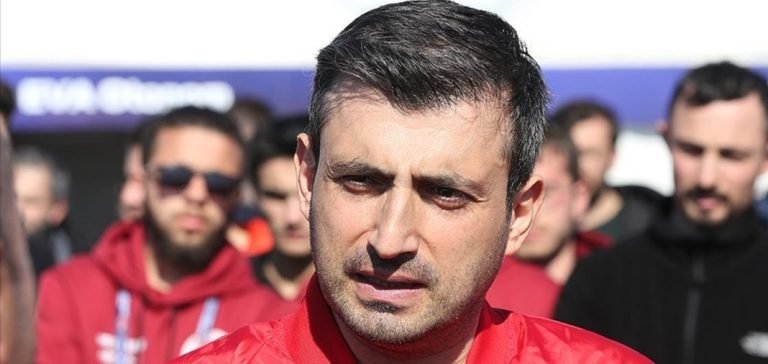 Bayraktar: Geleceğin akıllı arabalarını yapacak gençler TEKNOFEST yarışmalarında yetişiyor