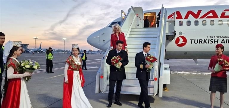 AnadoluJet’in Ankara-Taşkent seferini yapan ilk uçağı Özbekistan’da törenle karşılandı