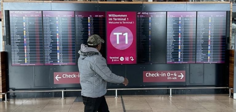 Almanya’da iki havalimanındaki uyarı grevlerinden dolayı 300’ün üzerinde uçuş iptal oldu