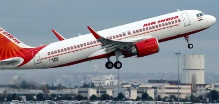 Yolcu kabin ekibine saldırdı, uçak havalimanına geri döndü