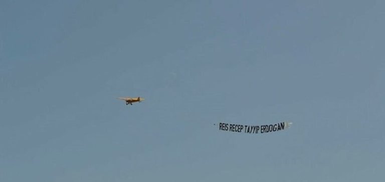 Hollanda’da gençlerden jest: Uçak “Reis Recep Tayyip Erdoğan” yazılı pankartla uçtu .