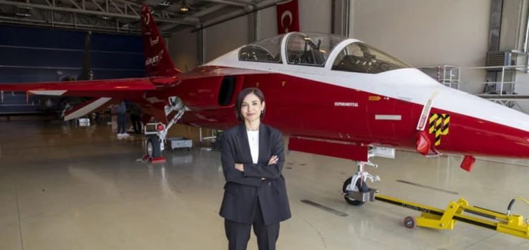 Milli jet eğitim uçağı HÜRJET’e anne eli değiyor