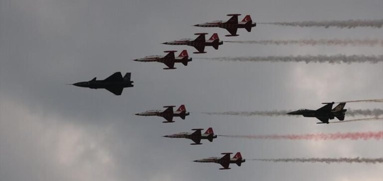 Bayraktar KIZILELMA, SOLOTÜRK ve Türk Yıldızları birlikte uçuş yaptı