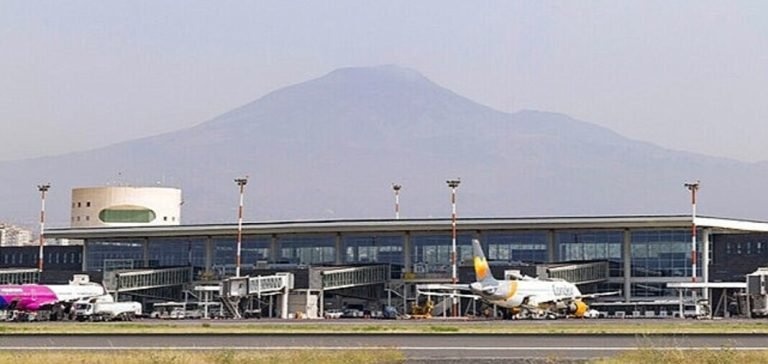 Etna Yanardağı lav püskürttü, havaalanı kapatıldı