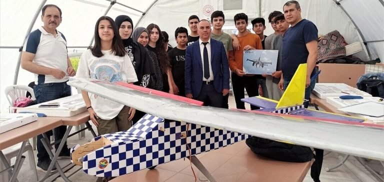 Osmaniyedeki depremzedeler maket uçak yapımı öğreniyor