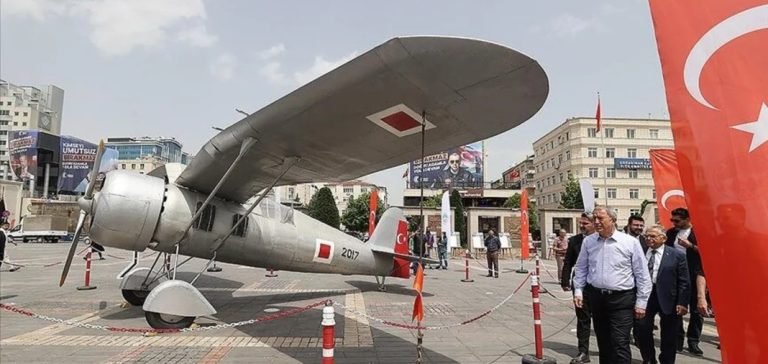 Bakan Akar, Kayseri Cumhuriyet Meydanı’nda sergilenen uçağı inceledi