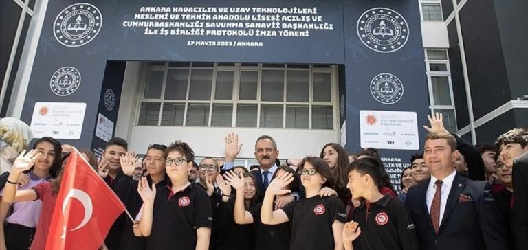 Türkiye’nin ilk uzay ve havacılık teknolojileri meslek lisesine Özdemir Bayraktar’ın adı verilecek