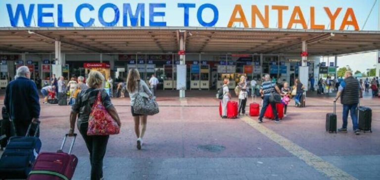 Antalya, havada yeni turist rekoru kırdı
