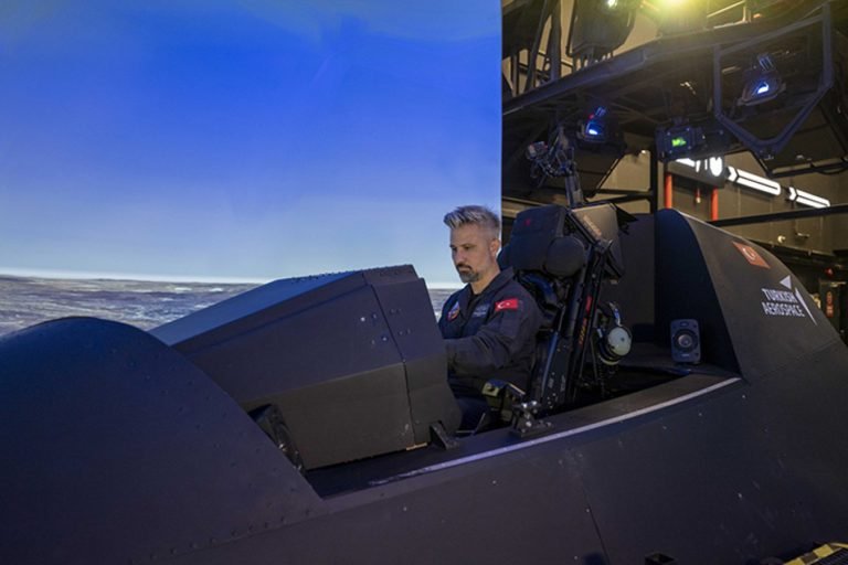 Türk pilotları milli muharip uçak KAAN için simülatörle uçuş eğitimi yapıyor
