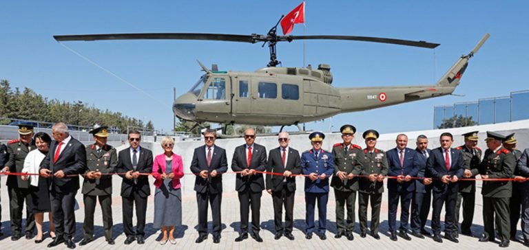 Kıbrıs Barış Harekatı’nda yer alan askeri helikopter çıkarmanın yapıldığı plajda sergileniyor