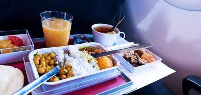 Yolcu, uçakta menüye sinirlendi, pilot rota değiştirmek zorunda kaldı