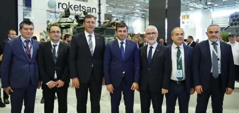 Baykar Yönetim Kurulu Başkanı Selçuk Bayraktar, IDEF’23’ü ziyaret etti