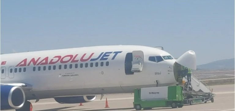 İstanbul-Nevşehir seferi yapan uçak kuş sürüsüne çarptı