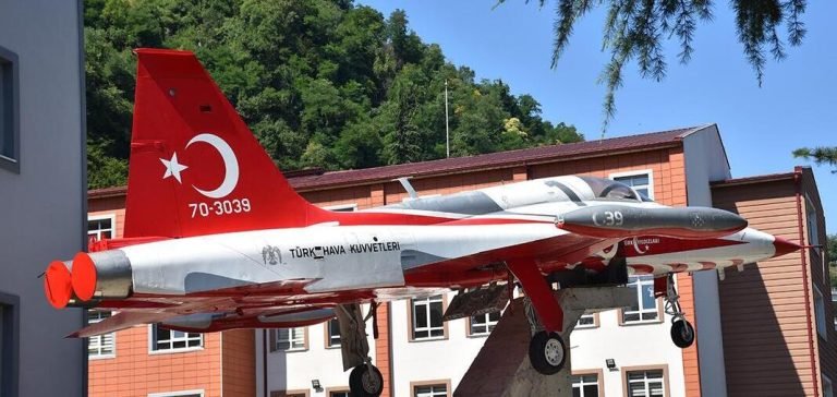 Türk Yıldızları’nın gösteri uçağı Trabzon’daki öğrencilerin eğitiminde kullanılacak