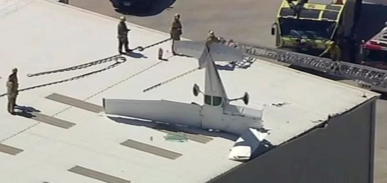 ABD’de uçak hangarın çatısına düştü