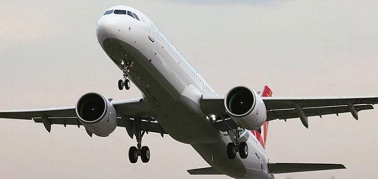 Dumanlar yükselen THY uçağı acil iniş yaptı