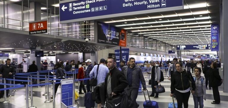 Chicago’da çıkan hortum yüzlerce uçak seferini kesintiye uğrattı