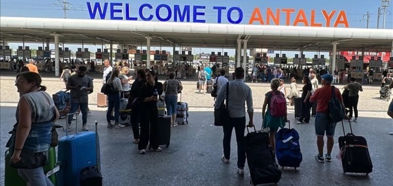 Antalya’da hava yolu trafiğinde “rekor” yoğunluk