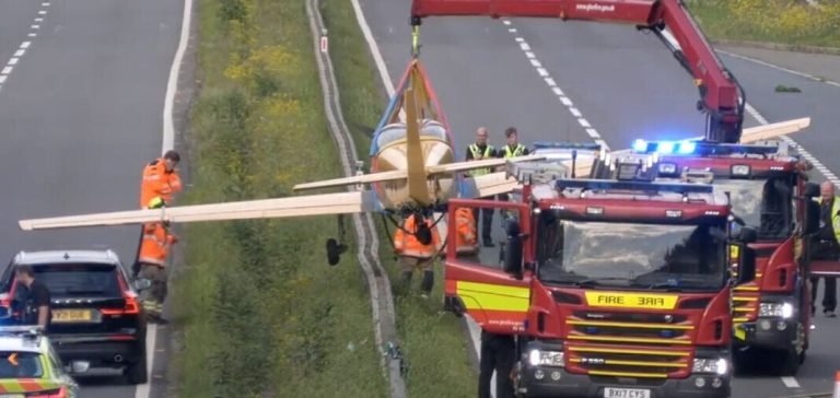 Yolun ortasına inen uçak trafiği felç etti