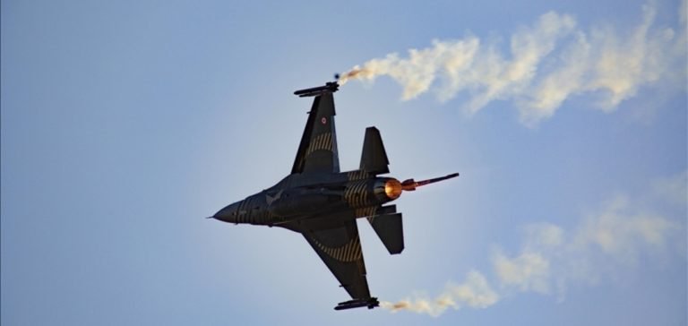 SOLOTÜRK Afyonkarahisar semalarında gösteri yaptı