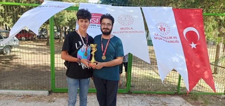 Erzurumlu gençler, geliştirdikleri roketle Türkiye şampiyonu oldu