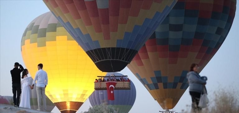 Sıcak hava balonları Kapadokya semalarında Türk bayraklarıyla süzüldü