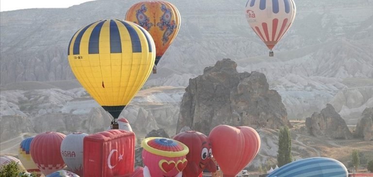 Kapadokya semaları figürlü balonlarla renklendi