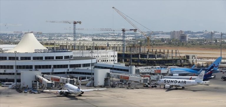 Rekor yolcu ağırlayan Antalya Havalimanı bir taraftan da yenileniyor