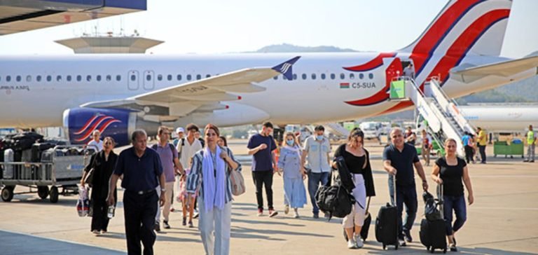 İran’dan Gazipaşa-Alanya gelen ilk uçak törenle karşılandı