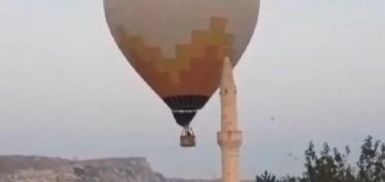 Kapadokya’da sıcak hava balonu minareye çarptı!