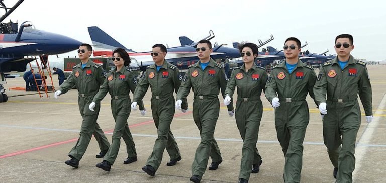 Çin donanması savaş uçağı pilotluğu için yüksek lisans öğrencileri arıyor