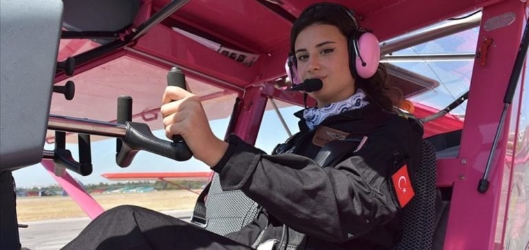 Pilotluk hayalini gerçekleştiren 18 yaşındaki Nisa Naz, gökyüzü sevdalılarını eğitecek