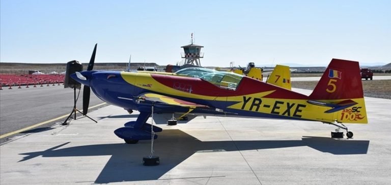 Gökyüzü akrobasi timi “Romanya’nın Şahinleri” ülke ülke dolaşarak adrenalin yaşatıyor