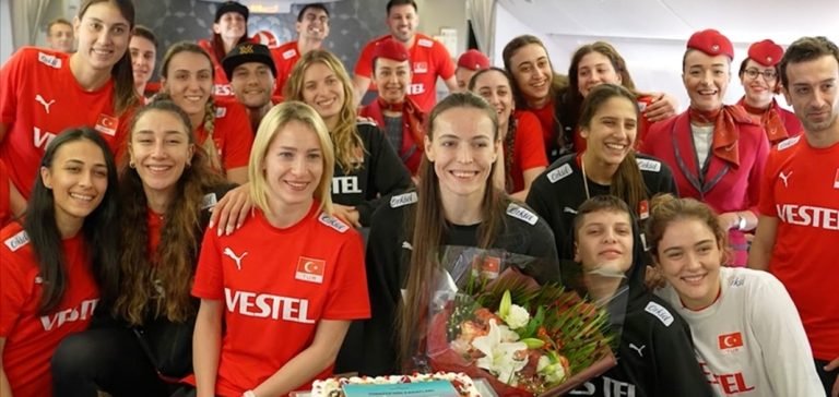 THY’den A Milli Kadın Voleybol Takımı’na uçakta sürpriz kutlama