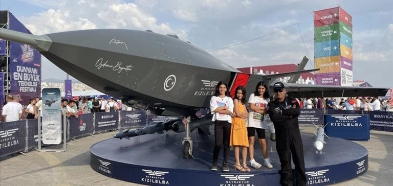 Çocuklar, hayallerindeki uçaklara TEKNOFEST’te dokunuyor