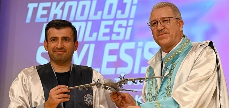 Ege Üniversitesi, Selçuk Bayraktar’a “fahri doktora” unvanı verdi